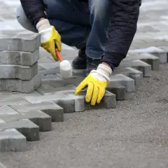 Ile kosztuje położenie kostki brukowej? Praktyczne porady i oszczędności