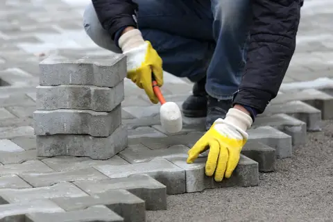 Na czym układać kostkę brukową? Kluczowe materiały i techniki