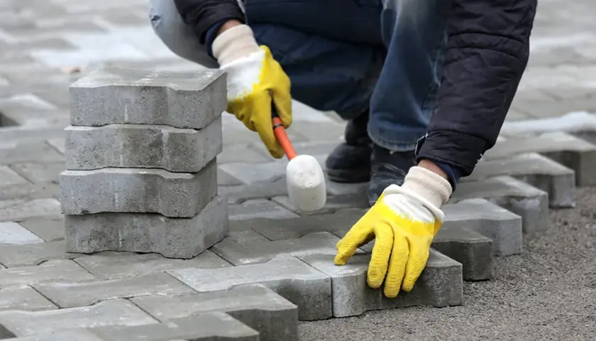 Na czym układać kostkę brukową? Kluczowe materiały i techniki